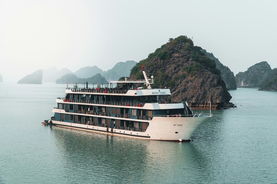 Luxury Vietnam tour package Halong Bay cruise scenic view
