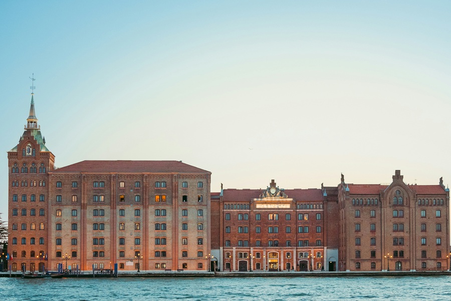 Luxury Italy tour package premium hotel city view