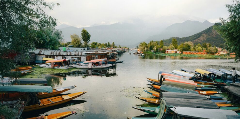 Kashmir valley tour package Dal Lake Srinagar scenic view