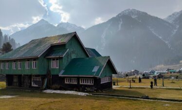Luxury Kashmir tour package premium stay mountain resort view