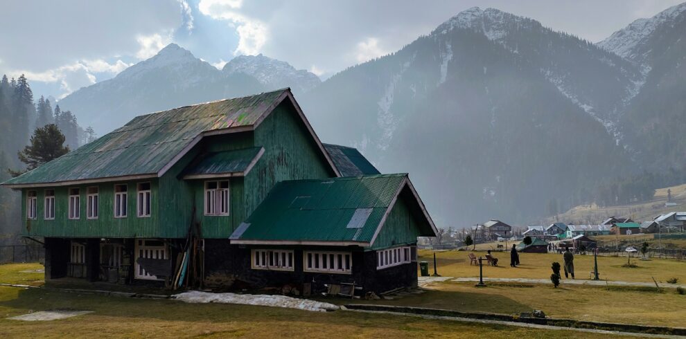 Luxury Kashmir tour package premium stay mountain resort view